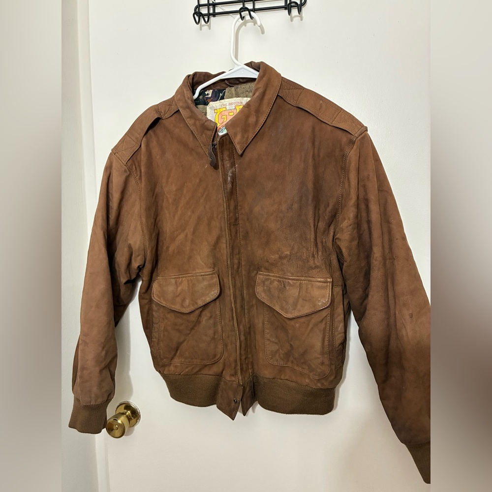vintage brown leather bomber jacket made by G-III. Size L